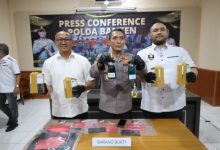 Polda Banten menggelar konferensi pers kasus oplosan pertamax. Foto: Budi Wahyu Iskandar