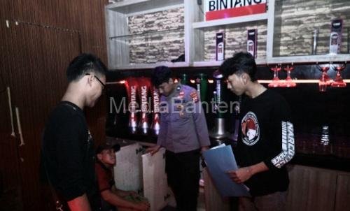 Ditresnarkoba Polda Banten menggelar razia tempat hiburan malam di Serang. foto Daeng Yusvin
