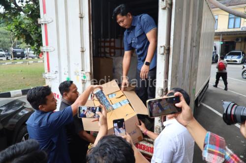 Peyitaan rokok ilegal oleh Polda Banten. Foto Daeng Yusvin