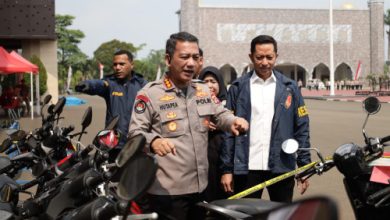 Kabidhumas Polda Banten, Kombes Maruli Ahiles Hutapea bersama Dirkrimum Polda Banten, Kombes Dian Setyawan. Foto Daeng Yusvin