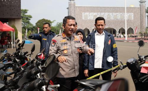 Kabidhumas Polda Banten, Kombes Maruli Ahiles Hutapea bersama Dirkrimum Polda Banten, Kombes Dian Setyawan. Foto Daeng Yusvin