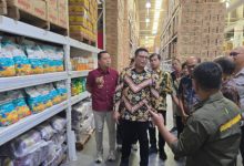 Satgas Pangan Polda Banten dan Tim Bapanas mencek stabilitas harga pangan di toko grosir di Kota Serang. Foto Yono