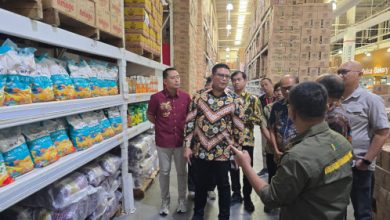 Satgas Pangan Polda Banten dan Tim Bapanas mencek stabilitas harga pangan di toko grosir di Kota Serang. Foto Yono