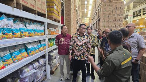 Satgas Pangan Polda Banten dan Tim Bapanas mencek stabilitas harga pangan di toko grosir di Kota Serang. Foto Yono