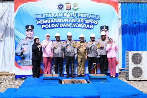 Kapolda Banten, Irjen Pol Hengki bersama relawan SPPG. Foto Antara