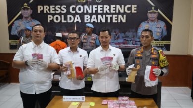 Koferensi pers Polda Banten soal pengedar uang palsu. Foto: Budi Wahyu Iskandar