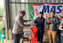 Kabag Binkar Biro SDM Polda Jabar, AKBP Condro Sasongko menyosialisasikan bantuan Primkopol ke ptani. Foto Yono