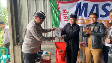 Kabag Binkar Biro SDM Polda Jabar, AKBP Condro Sasongko menyosialisasikan bantuan Primkopol ke ptani. Foto Yono