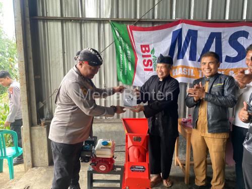 Kabag Binkar Biro SDM Polda Jabar, AKBP Condro Sasongko menyosialisasikan bantuan Primkopol ke ptani. Foto Yono