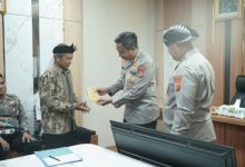 Penyauran modal usaha dari Primkoppol Polda Jabar bagi 10 petani jagung. Foto Yono