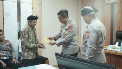 Penyauran modal usaha dari Primkoppol Polda Jabar bagi 10 petani jagung. Foto Yono