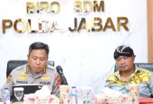 Kabiro SDM Polda Jabar, Kombes Pol Fadly bersama Kabagbinkar Polda Jabar, AKBP Condro Sasongko. Foto Yono
