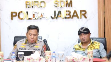 Kabiro SDM Polda Jabar, Kombes Pol Fadly bersama Kabagbinkar Polda Jabar, AKBP Condro Sasongko. Foto Yono