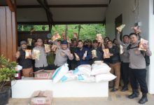 Kabag Binkar Polda Jabar, AKBP Condro Sasongko bersama tim. Foto Yono