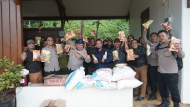 Kabag Binkar Polda Jabar, AKBP Condro Sasongko bersama tim. Foto Yono