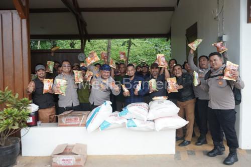 Kabag Binkar Polda Jabar, AKBP Condro Sasongko bersama tim. Foto Yono