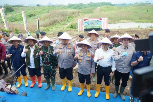 Program penanaman jagung dari Polda Jawa Barat. Foto Yono