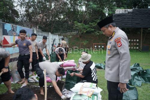Biro SDM Polda Jabar manfaat limbah organik. Foto Yono