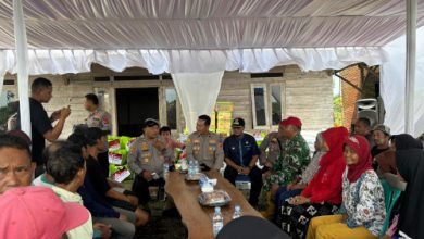 Biro SDM Polda Jabar menggelar ngariung bareng dan penanaman jagung di Kecamatan Ujung Jaya, Kabupaten Sumedang. Foto Yonno