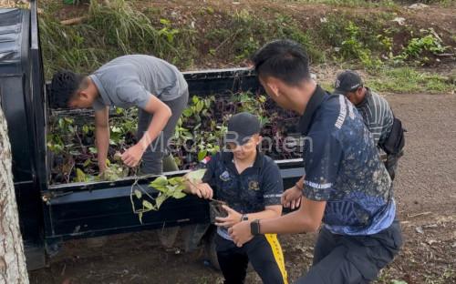 biro SDM Polda Jabar melaksanakan penanaman uwi ungu. Foto Yono