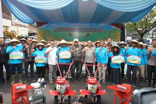 Polda Jabar melaksanakan penanaman jagung serentak seluas 750 hektar. Foto Yono