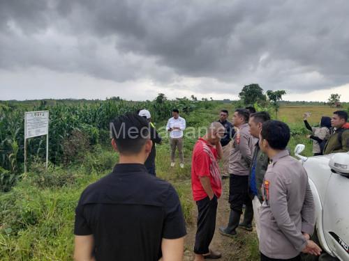 Tim Biro SDM Polda Jabar survei lokasi tanah Perhutani untuk kebun jagung. Foto Yono