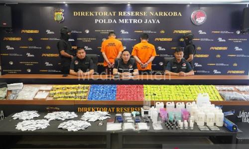 Polda Metro Jaya membongkar lab pembuatan narkotika jenis etomidate. Foto Antara