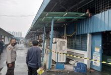 Polisi pasang police line di gedung pres pabrik sepatu yang terbakar. Foto: Yono