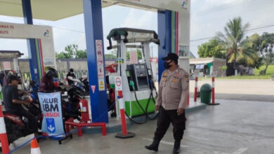 Penjagaan SPBU oleh Polres Serang. Foto: Yono