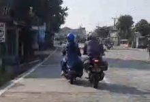 Aksi terpuji polisi yang step motor pemudik yang mogok hingga ke sebuah bengkel di Kragilan. Foto: Yono