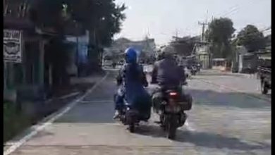 Aksi terpuji polisi yang step motor pemudik yang mogok hingga ke sebuah bengkel di Kragilan. Foto: Yono