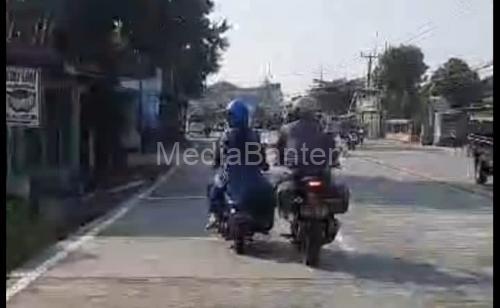 Aksi terpuji polisi yang step motor pemudik yang mogok hingga ke sebuah bengkel di Kragilan. Foto: Yono