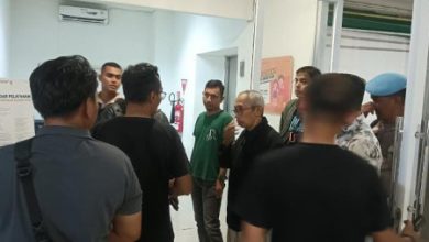 Beny Permadi, ayah Violent Castilo dipanggil Arga tengah didatangi orang yang mengaku sebagai polisi. Foto: Budi Wahyu Iskandar