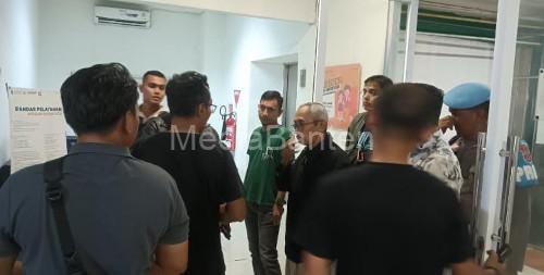 Beny Permadi, ayah Violent Castilo dipanggil Arga tengah didatangi orang yang mengaku sebagai polisi. Foto: Budi Wahyu Iskandar