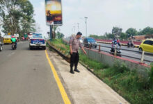 Polisi menunjukan pria ODGJ ditemukan yang diduga menjadi korban tabrak lari. Foto: Hendra Hermawan