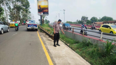 Polisi menunjukan pria ODGJ ditemukan yang diduga menjadi korban tabrak lari. Foto: Hendra Hermawan