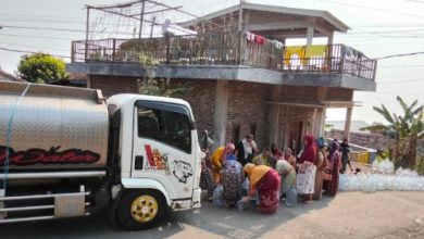 Polres Cilegeon mendistribusikan air bersih. Foto Antara