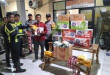 Bantuan pangan bagi warga dari Polres Cilegon. Foto Daeng Yusvin