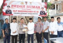 Polres Cilegon dan Baznas Cilegon menyerahkan hasil bedah rumah tak layak huni. Foto Daeng Yusvin