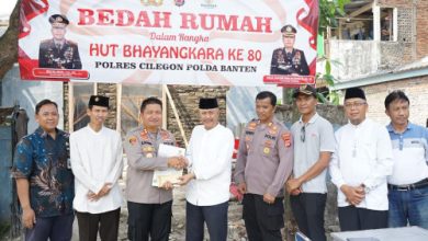 Polres Cilegon dan Baznas Cilegon menyerahkan hasil bedah rumah tak layak huni. Foto Daeng Yusvin