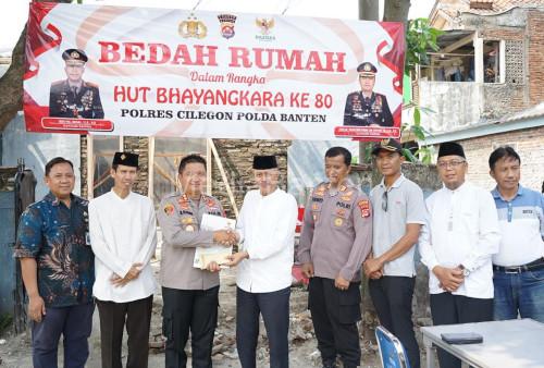 Polres Cilegon dan Baznas Cilegon menyerahkan hasil bedah rumah tak layak huni. Foto Daeng Yusvin