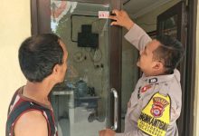 Bhabinkamtibmas Kelurahan Cibeber memasang stiker Call Center Polri 110. Foto Daeng Yusvin