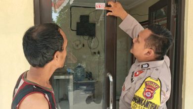 Bhabinkamtibmas Kelurahan Cibeber memasang stiker Call Center Polri 110. Foto Daeng Yusvin