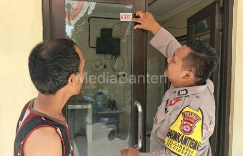 Bhabinkamtibmas Kelurahan Cibeber memasang stiker Call Center Polri 110. Foto Daeng Yusvin