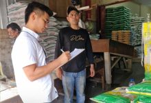 Disperindag danPolres Cilegon mecek stok dan harga beras. Foto: Daeng Yusvin