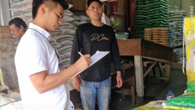 Disperindag danPolres Cilegon mecek stok dan harga beras. Foto: Daeng Yusvin