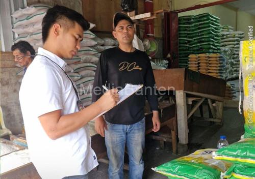 Disperindag danPolres Cilegon mecek stok dan harga beras. Foto: Daeng Yusvin