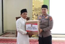 Wakapolres Cilegon, Kompol M Ridzky Salatun serahkan bantuan ke Masjid dalam Jumat Keliling. Foto Daeng Yusvin