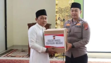 Wakapolres Cilegon, Kompol M Ridzky Salatun serahkan bantuan ke Masjid dalam Jumat Keliling. Foto Daeng Yusvin