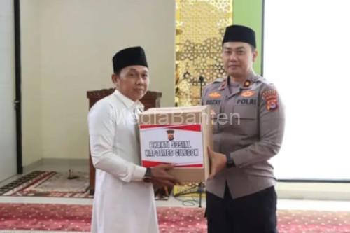 Wakapolres Cilegon, Kompol M Ridzky Salatun serahkan bantuan ke Masjid dalam Jumat Keliling. Foto Daeng Yusvin